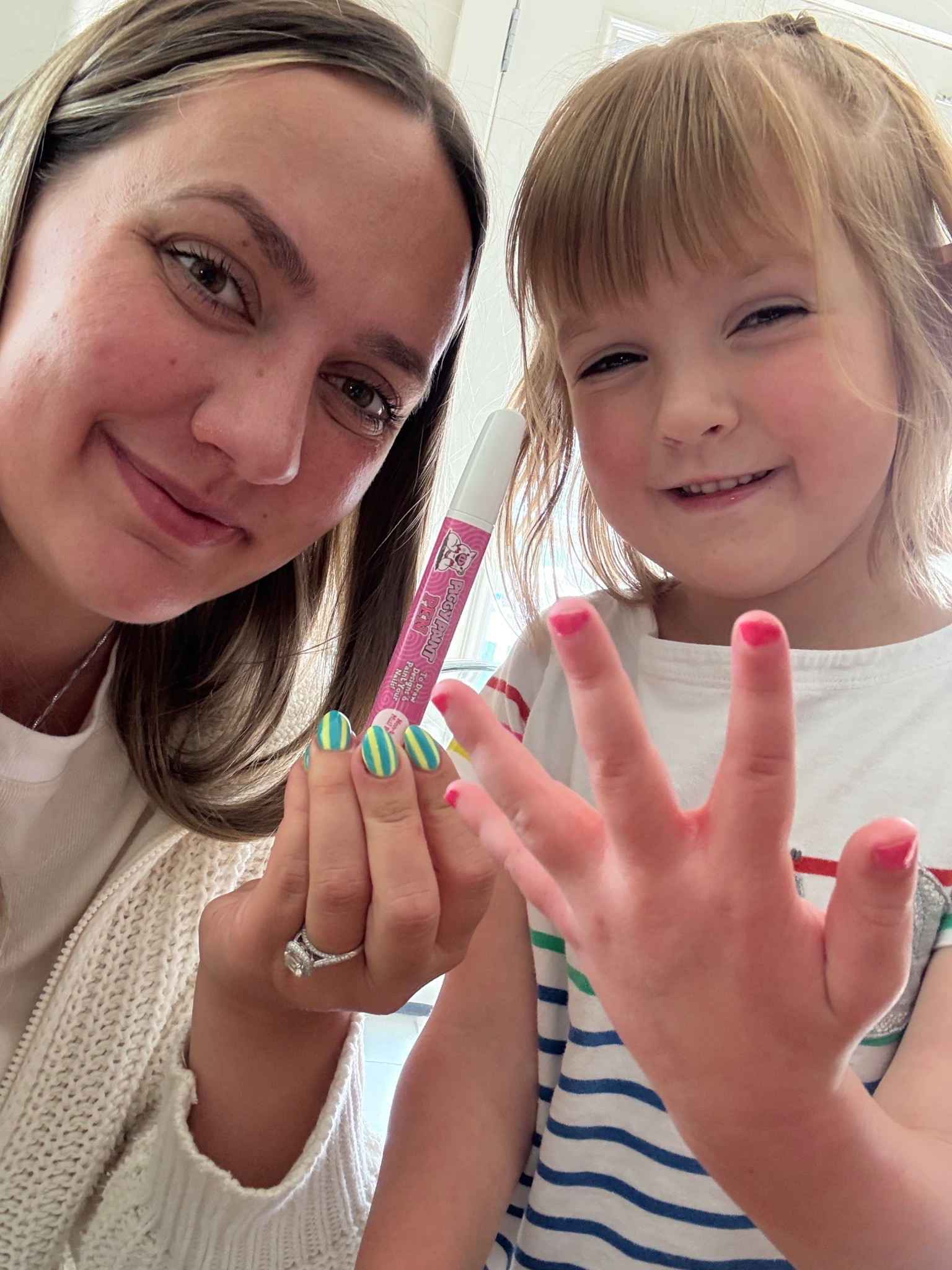 Our favorite way to paint nails is with these mess free paint pens from PIGGY PAINTS!💅