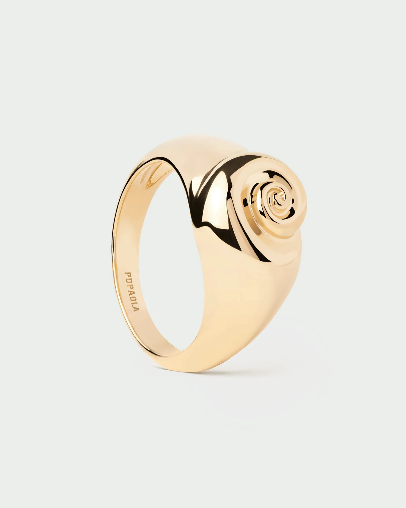 Gold-plated distinctive signet ring with a sea snail motif | Shell ring | PDPAOLA | PDPAOLA DE