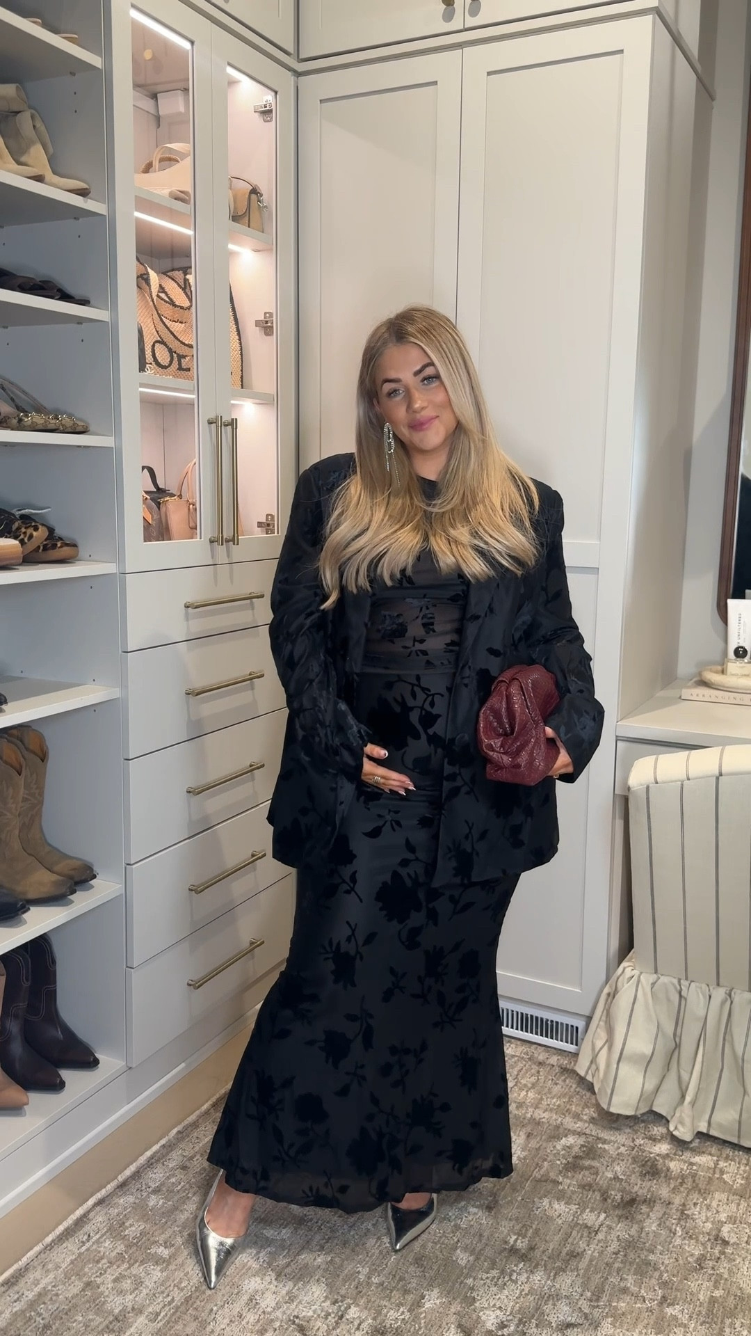 Last minute Christmas outfit!! 3-6 day normal shipping & overnight express shipping also available — also so cute for a classy NYE 🤍✨ 

Top — large 
Blazer — XL 
Skirt — XL 