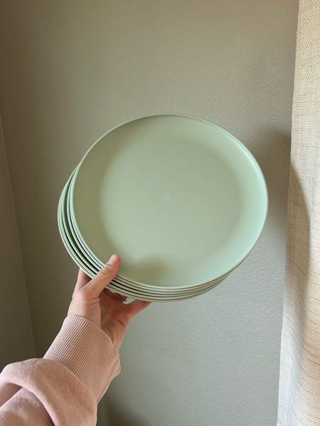 The best plastic dinner plates! Perfect for outside this summer and toddler proof!