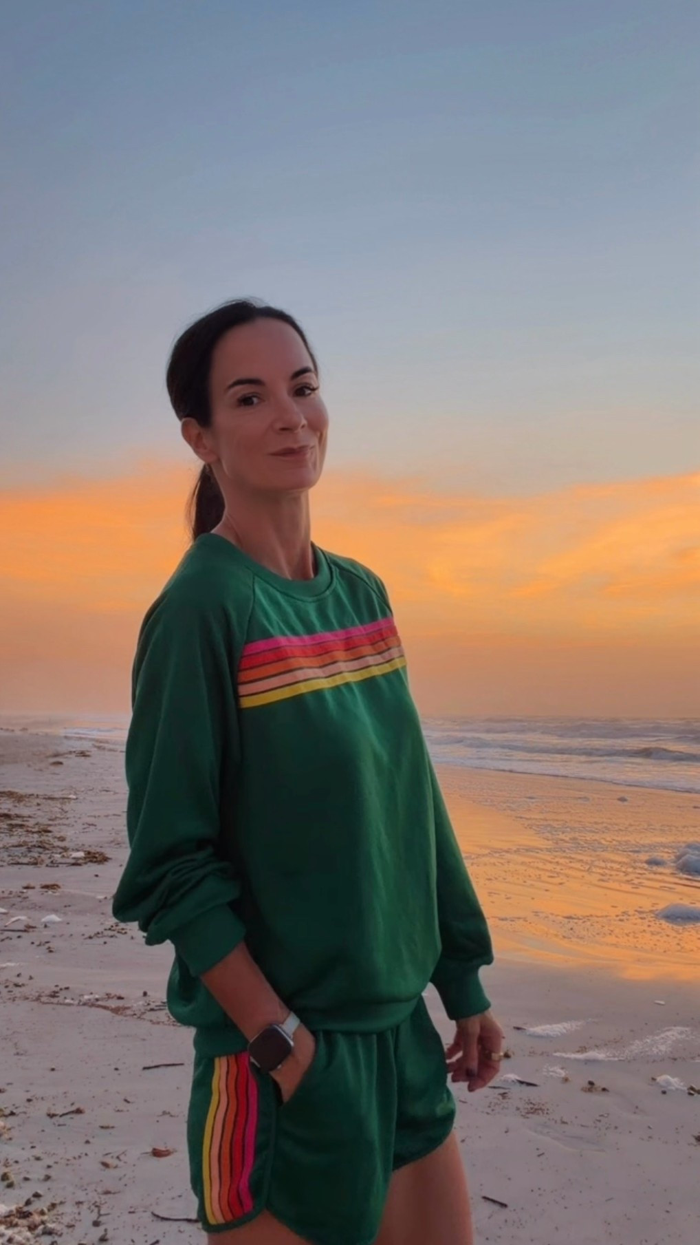 My sunrise uniform 💚 This green sweatshirt and matching shorts with retro rainbow stripes deserved a little beach time. An easy matching-set look for morning walks and casual days. Shop the look here!