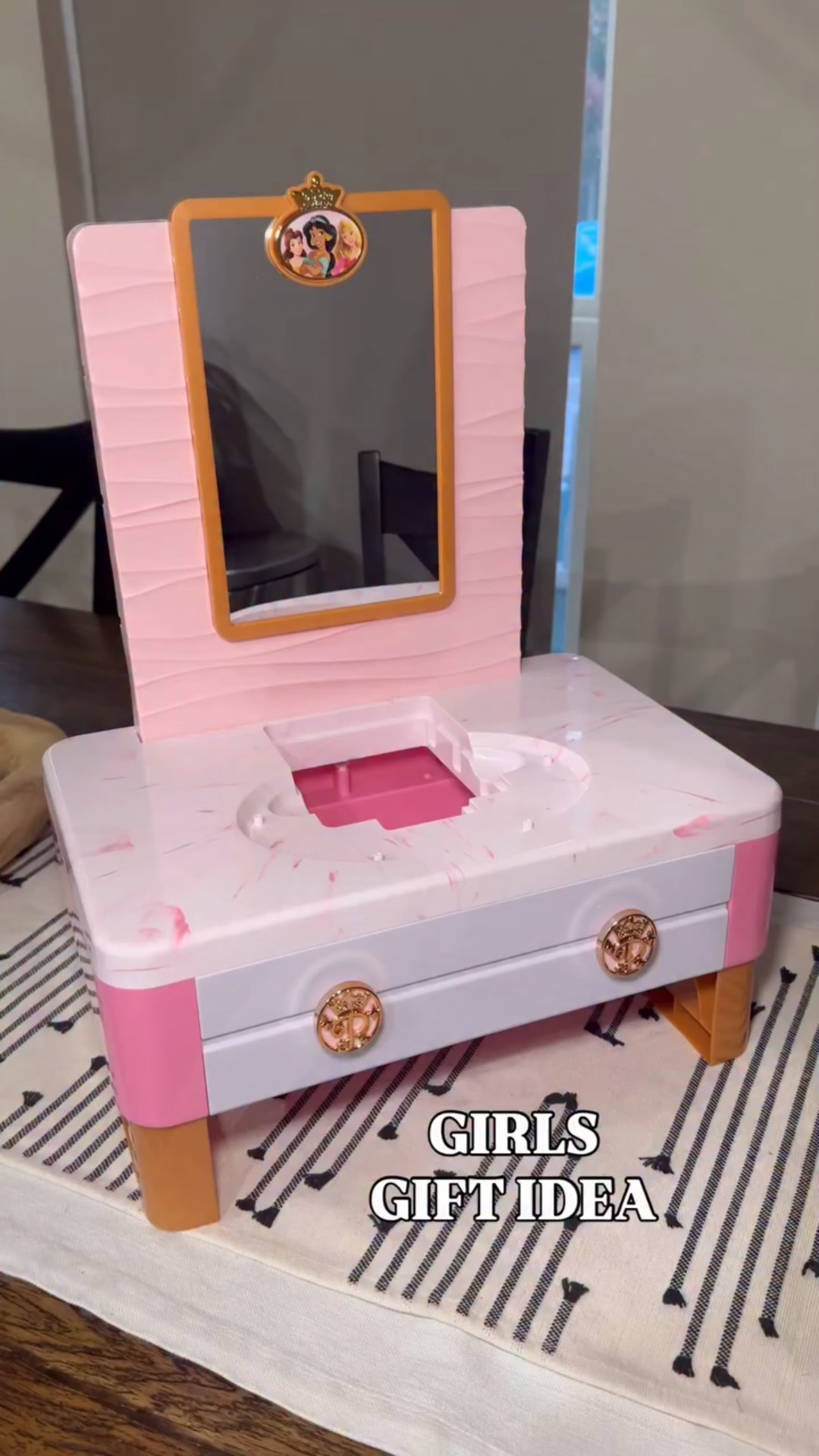 The cutest little spa for any girlie girl! Comment SPA for 🔗 
#giftidea #girlsgiftidea #christmasgifts #princessspa #disneyprincess