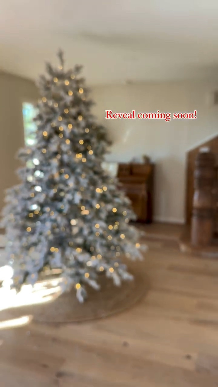 1. They’re double fluffed
2. They twinkle
3. They’re @kingofchristmas 🎄 KoC trees notoriously stand out and go viral year after year. …probably bc of their amazing quality + affordable price points. Right now you can score 60-70% off select trees on their website! My exact tree is linked in my bio. ❄️ NOW GO PUT UP YOUR CHRISTMAS TREE 😃