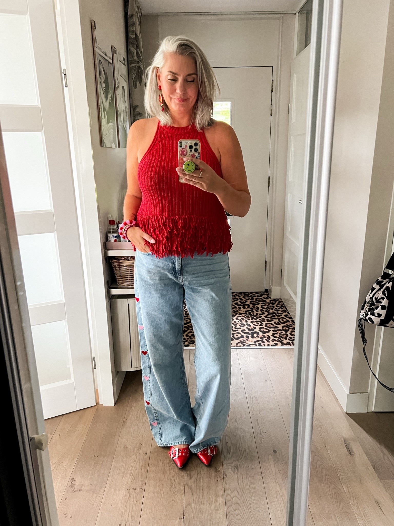 OOTD - woensdag. Rode gebreide top met franjes (L) op een wijde jeans met hartjes langs de zijkant (https://most-wanted-nl.mtpc.se/6257816) rode slingbacks met gespen, gestreepte armband en kreeften oorbellen.

#LTKnederlands #LTKeurope #LTKsummer