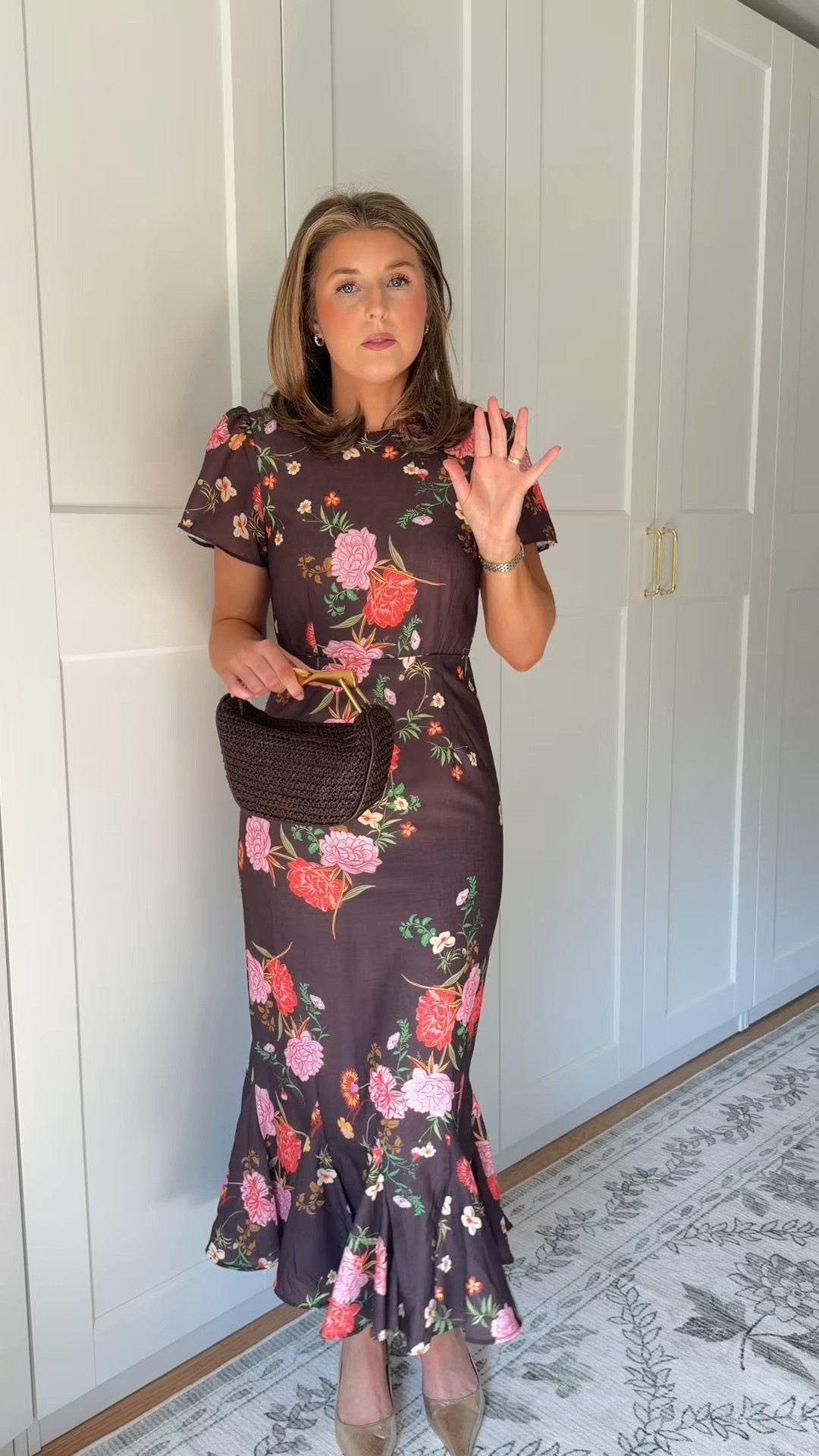 Love this dress option with sleeves! Wearing a S