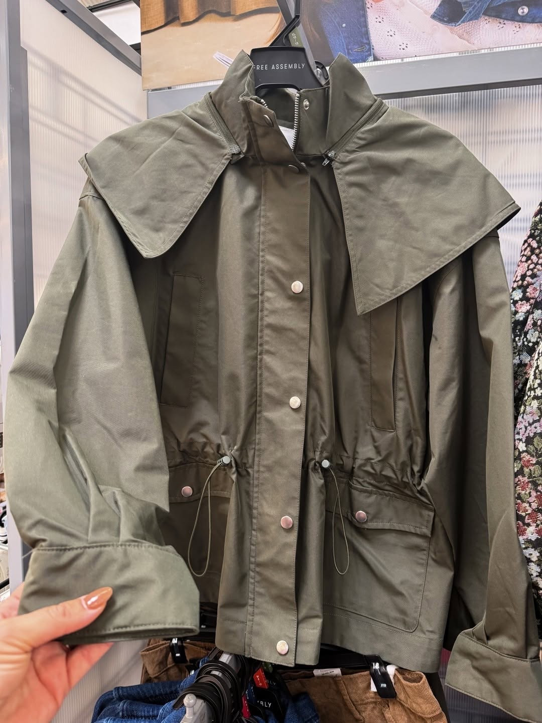This jacket was made for fall!!🤎🍂 Love how stylish this one is and the olive-green color is so pretty.
