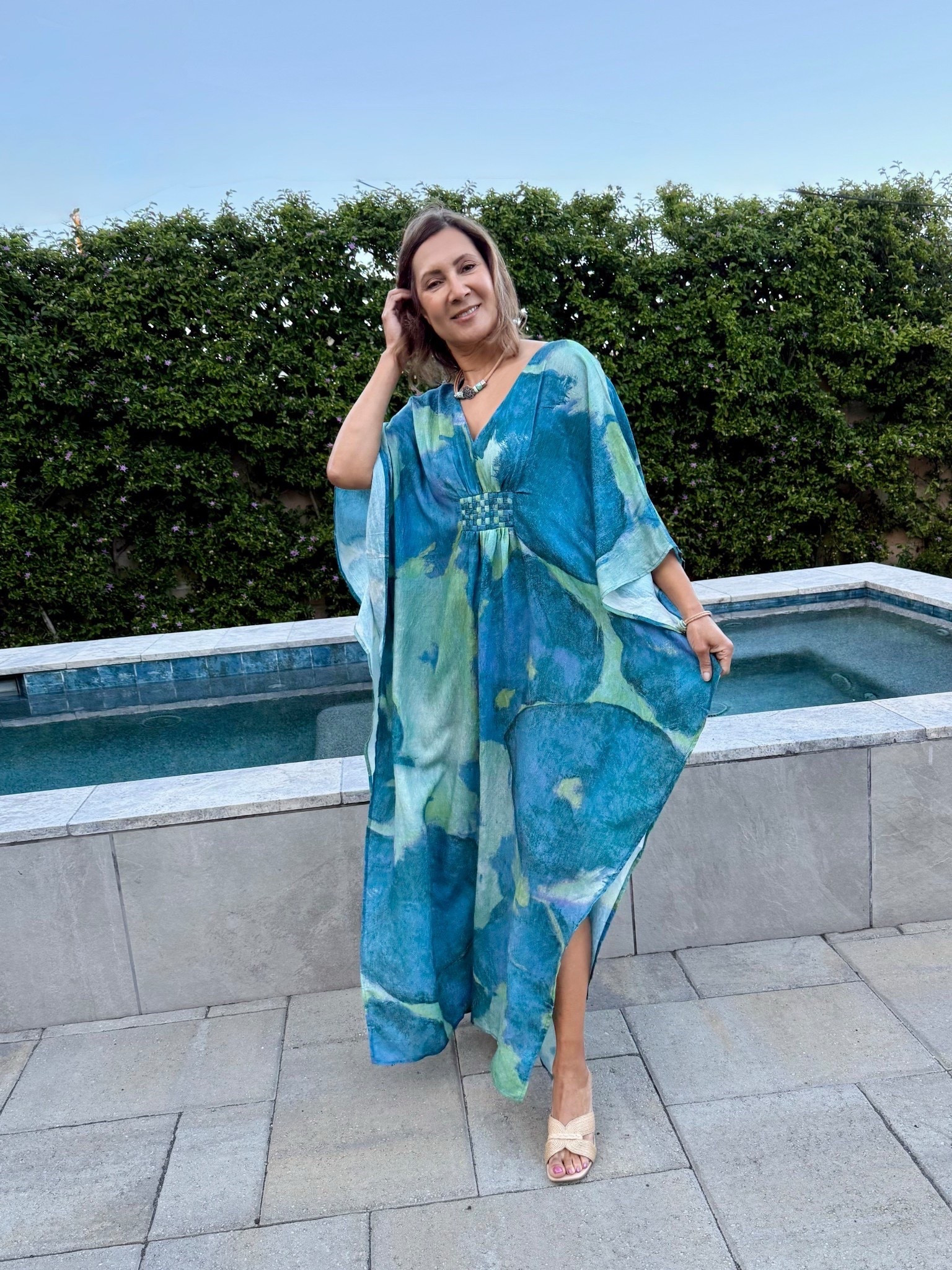 It’s Kaftan season! This beautiful lightweight dress is gorgeous as a poolside coverup or for entertaining friends for drinks and charcuterie. I’m wearing size S for reference and I am 5 foot three and about 115 pounds.


#LTKmomlife #LTKTravel #LTKOver40 #LTKSaleAlert