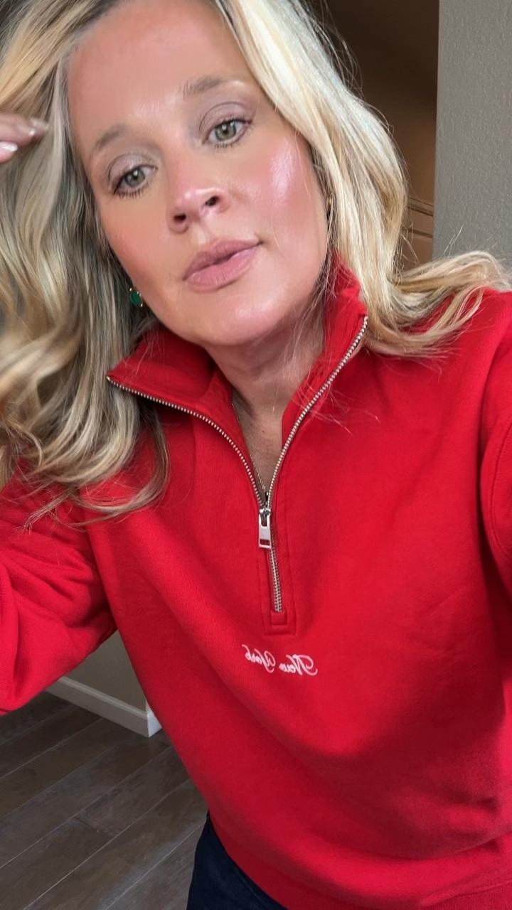 ✨Tap the bell, save and ❤️ start here over 40 fashion, midlife style, midsize fashion and luxury looks for less.  
⬇️Sizing information:
Medium sweatshirt oversize men's sizing
Jeans 31 tts (size down if in between sizes.) 

I’m picky about what makes it into my closet these days. If it clings to my middle, squeezes where I don’t want it to, feels flimsy or makes me feel frumpy, it’s a no.

These are the finds that passed the test. 🙌

✨ Flattering on a changing midlife body
✨ Comfortable enough for real life
✨ Elevated without trying too hard
✨ Look more expensive than the price tag
✨ LIFT • SKIM • BALANCE™

Because after 40, I’m not trying to change my body to make the clothes work.

I want the clothes to do the work.

Comment SHOP and I’ll send you all the details + links. 💗

Same body. Different physics.™

👑 Helping you look good, feel good.
—Lindsey Denver

Comment SHOP below to receive a DM with the link to this post on my LTK ⬇ https://liketk.it/6nxiP

Comment SHOP below to receive a DM with the link to this post on my LTK ⬇ https://liketk.it/6nxsV