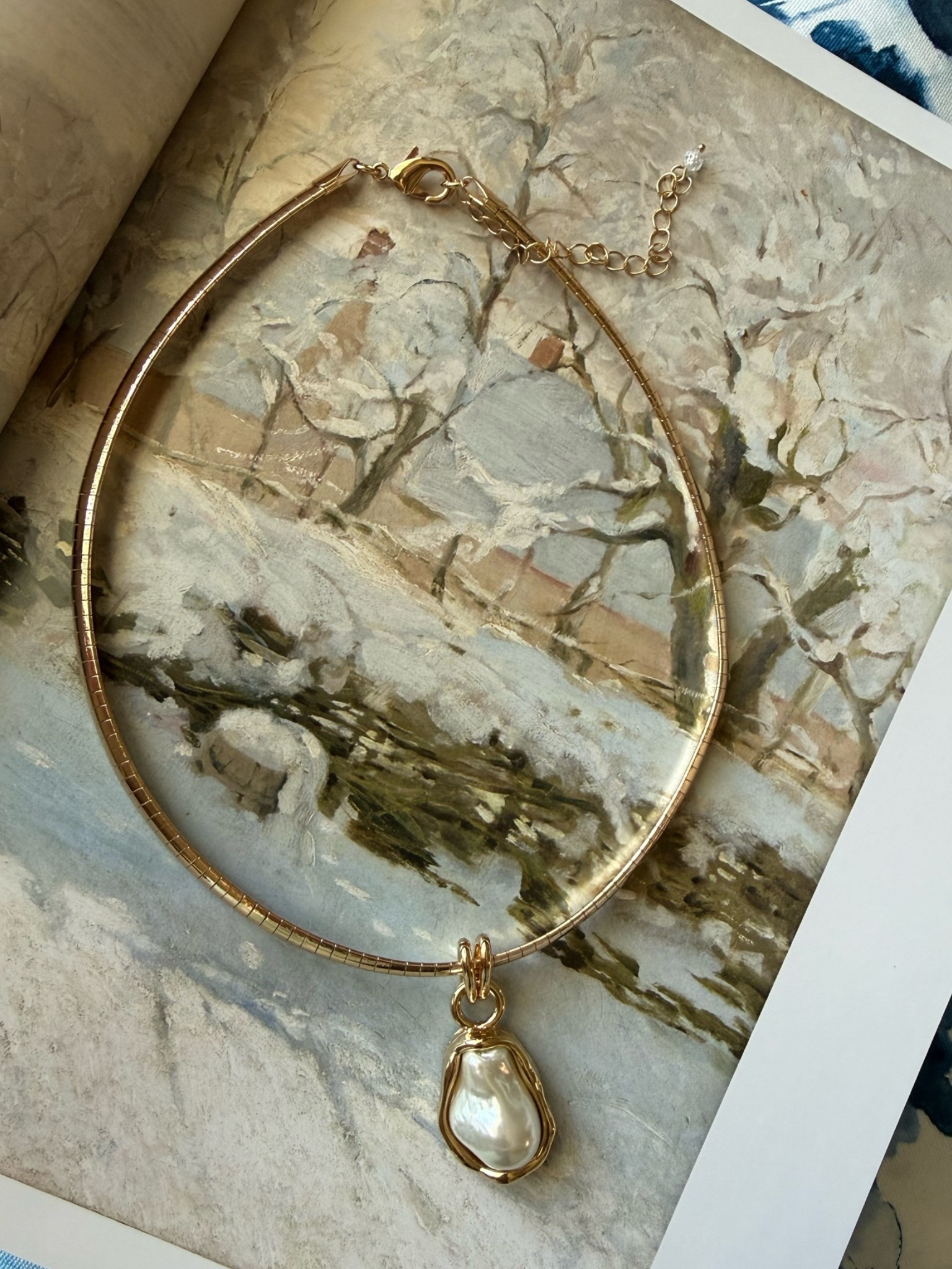 This pearl choker necklace is gorgeous! Solid. And perfect for summer.