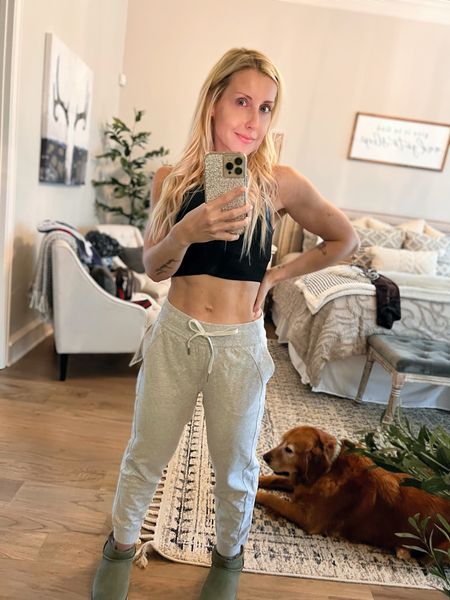 Annnnnd my new favorite joggers are the loungeful HR cropped jogger from lululemon. Wearing a size 4
for reference.) They’re the exact fit I was going for. I linked up some other joggers/brands I wear too. 