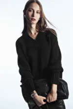CHUNKY PURE CASHMERE V-NECK JUMPER - Black - Knitwear - COS | COS (US)