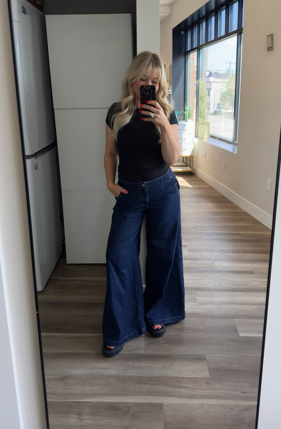 Cotton on basic black short sleeve size small 
Wide leg low rise dark denim American Eagle jeans size 6
Sorel chunky sandals size 7 

#LTKWorkwear #LTKootd #LTKFestival