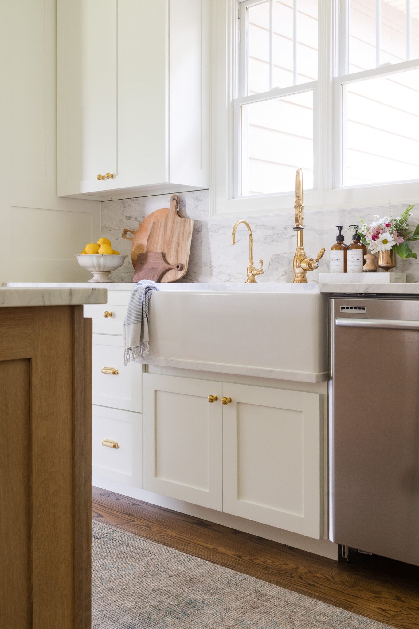 White and wood kitchen. Fireclay sink. Farmhouse sink 

#LTKSeasonal #LTKFind #LTKhome