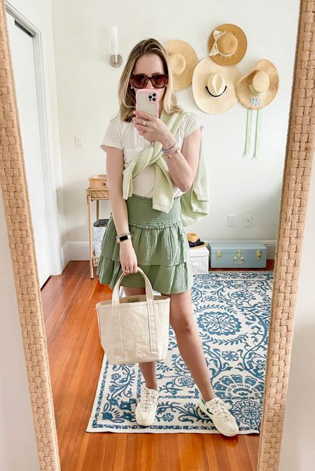50 shades of sage 💚



green tiered ruffle skirt // sea green sweater // ironic boat and tote // preppy spring outfit // green tretorns 

#LTKSeasonal