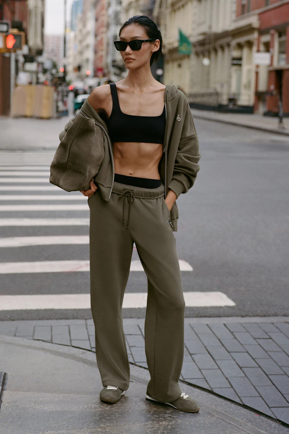 ALO | Accolade Straight Leg Sweatpant in Olive Tree Green, Size: XL | Alo Yoga (US)