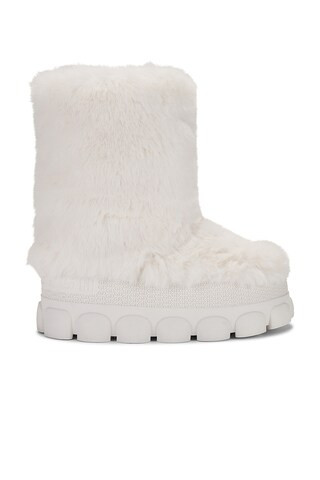 Goldbergh Fun Fur Snow Boot in Cream from Revolve.com | Revolve Clothing (Global)