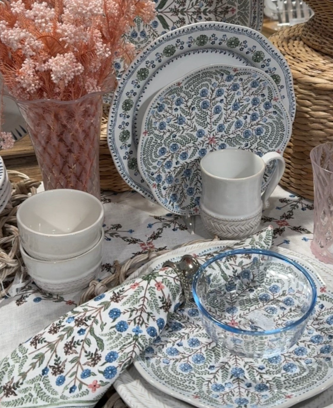 The perfect dining set for your wedding registry @bloomingdales #BloomiesRegistry, #Bloomingdales #Ad  

 