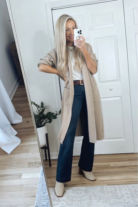 Casual winter outfit
Mid-rise jeans
Long duster cardigan 