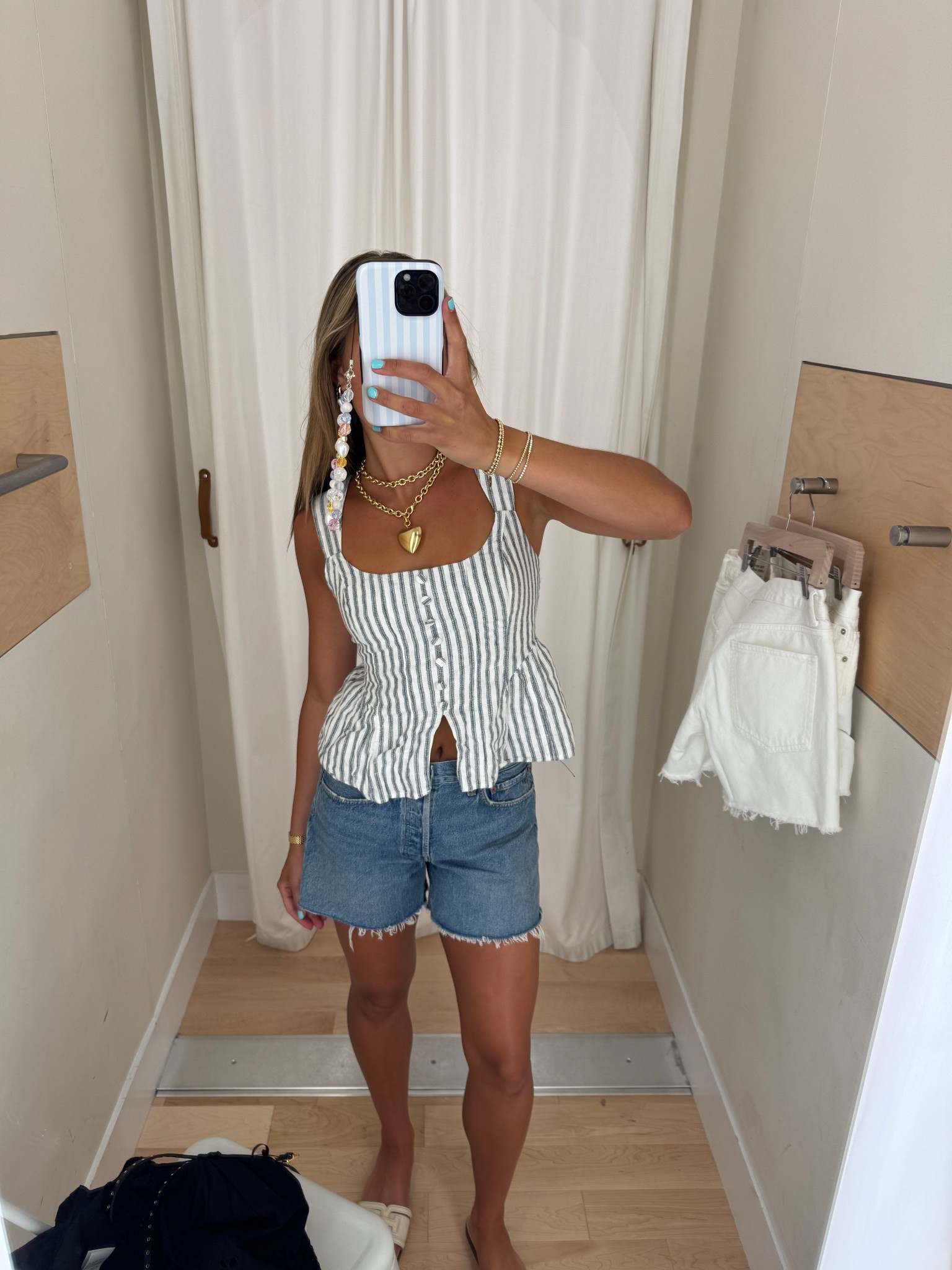 BEST JEAN SHORTS EVER

I wear a 25!!