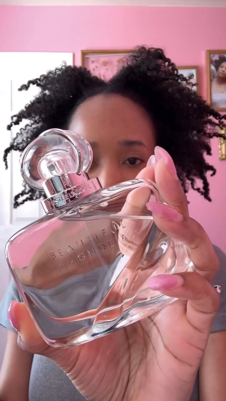 ✨Day 30 of my scented countdown to 39✨

Pretty perfume, pretty vibes, pretty girls 💐✨

Today’s theme is brunch with the girls 🥂💐

Estée Lauder Beautiful Magnolia — fresh, floral, and feminine. It’s giving laughter over mimosas and sunshine on a Sunday. ☀️✨

@esteelauder 

#FragranceLover #EsteeLauder #BeautifulMagnolia #BrunchVibes #PerfumeCollection #FragranceCommunity #softfeminineenergy