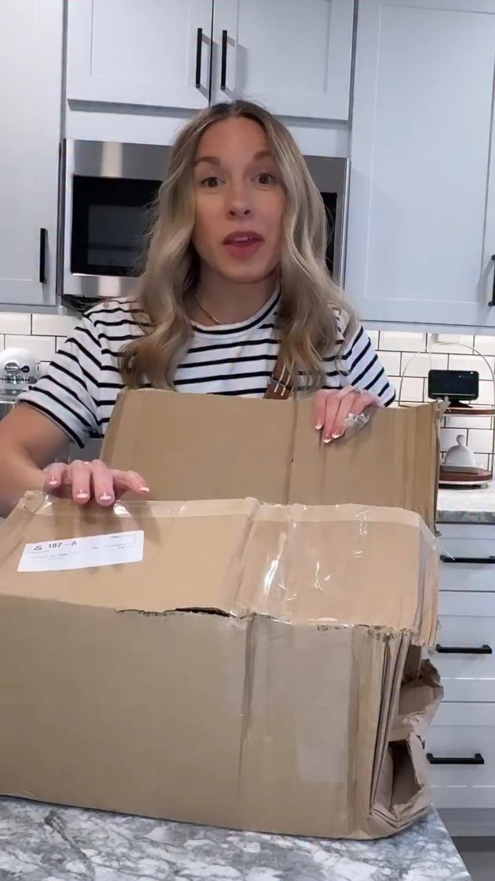 @bloomsupps always keeping me stocked up 👏🏼 
This new flavor of boom energy is 10/10!
Have you tried it yet?!
#bloomenergy #bloomcreatine #giftedbybloom #unboxing #momcreator