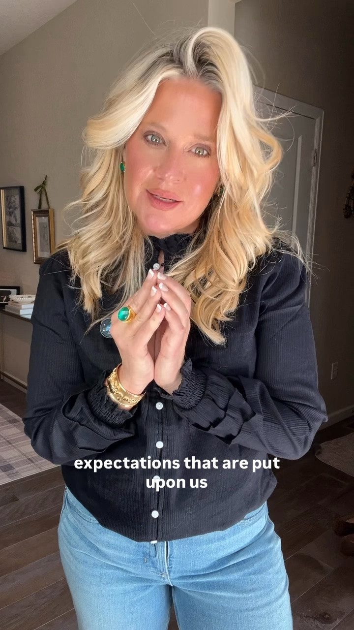 ✨Tap the bell, save and ❤️ start here over 40 fashion, midlife style, midsize fashion and luxury looks for less.  

What if the expectations we’ve spent our lives trying to meet were the very things keeping intended to hold us back?

👑 Helping you look good, feel good.-Lindsey Denver   Check back daily for belly-friendly style, confidence, and Outfit Physics™.