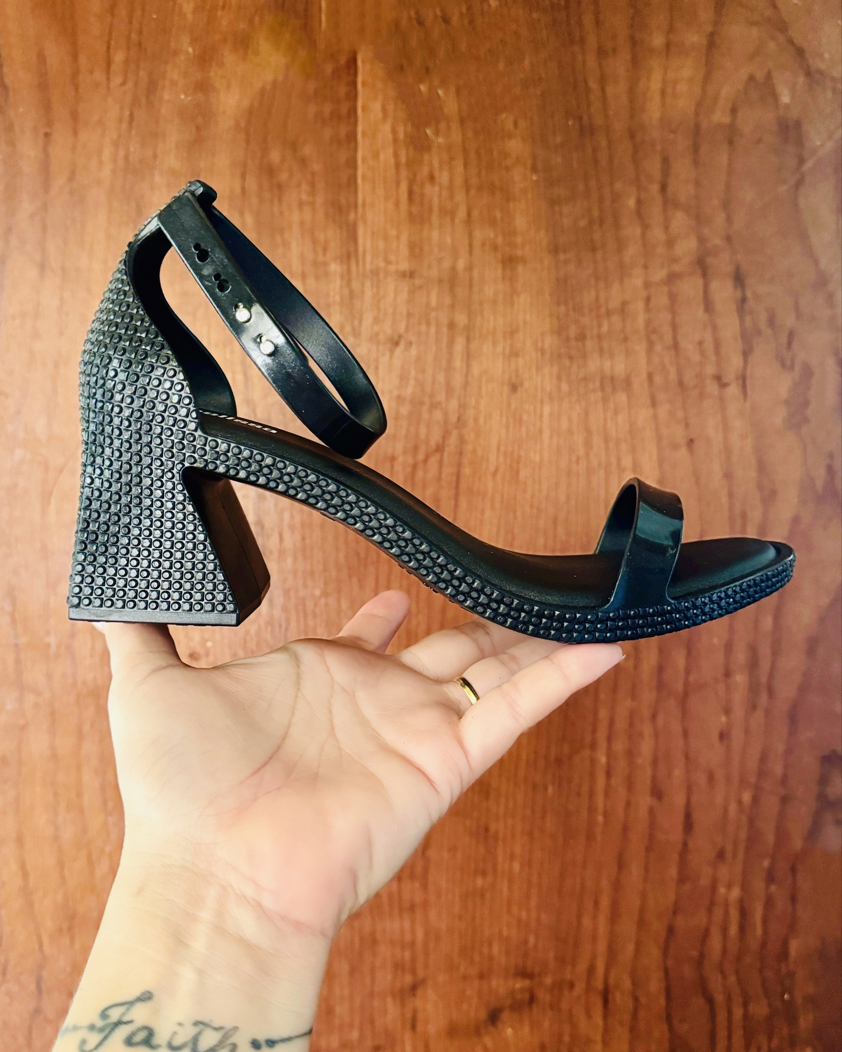 Pensa numa sandália super confortável e linda para usar no dia a dia. 
Essa é a Melissa Lux Heel, uma sandália com estilo e aquele cheirinho maravilhoso que só a Melissa tem. 

#LTKbrasil #LTKshoecrush