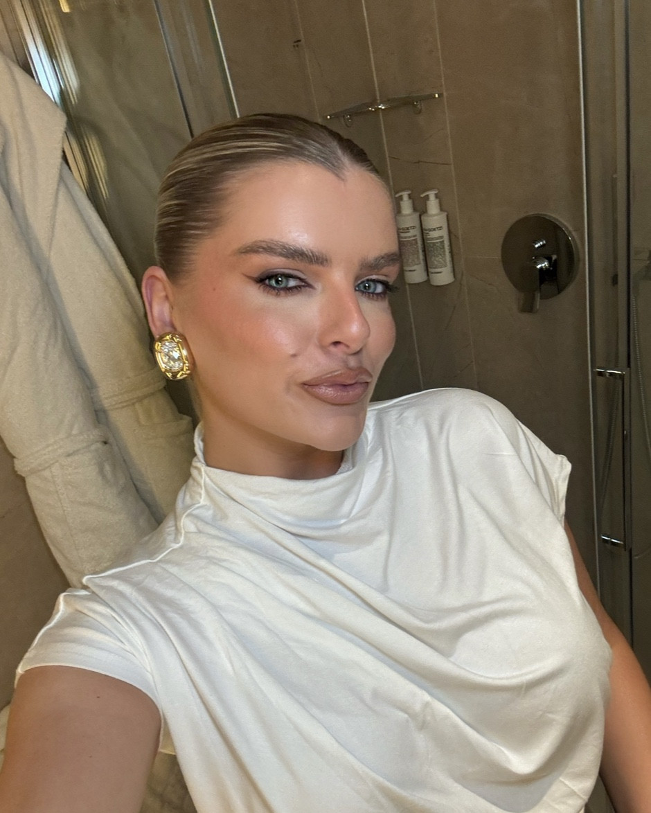 The most beautiful Swarovski statement earrings ✨ & they’re on sale!!!! 👏🏽

#Swarovski #Earrings #Gold #Jewellery #Statement #SaleFind 

#LTKeurope