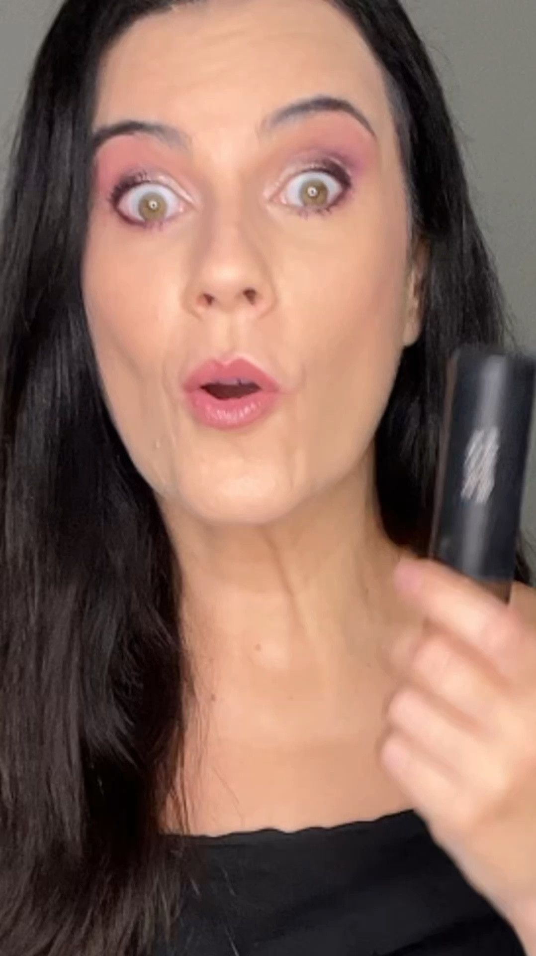 Lembre que contorno é sombra!

Assim, se você aplica muito deitado e baixo, derruba o seu semblante. 

Para um efeito lifting, aplique inclinado, partindo do cabelo e um pouco abaixo do ossinho da face, sem passar do canto do olho e da base do nariz. 

Lembrando que não é um item obrigatório na maquiagem, você pode usar simplesmente o blush, se assim preferir. Caso queira usar os dois, o blush vem um pouquinho acima do contorno. 

#LTKbrasil #LTKbeleza