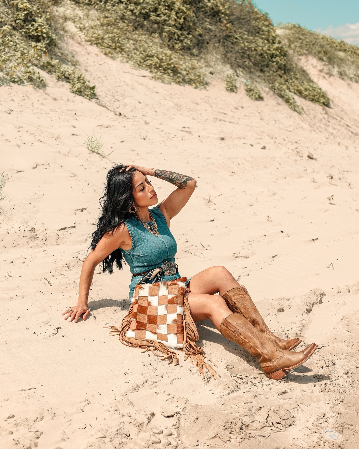 Sunshine, salty air, and the real star of the outfit, this handmade checkered hair-on-hide bag by @kissinkateofficial ♟️☀️

📸 @koehlermade.photography 

#CoastalCowgirl #WesternStyle #nashvilleinfluencer
#SummerOutfitIdeas #made for more