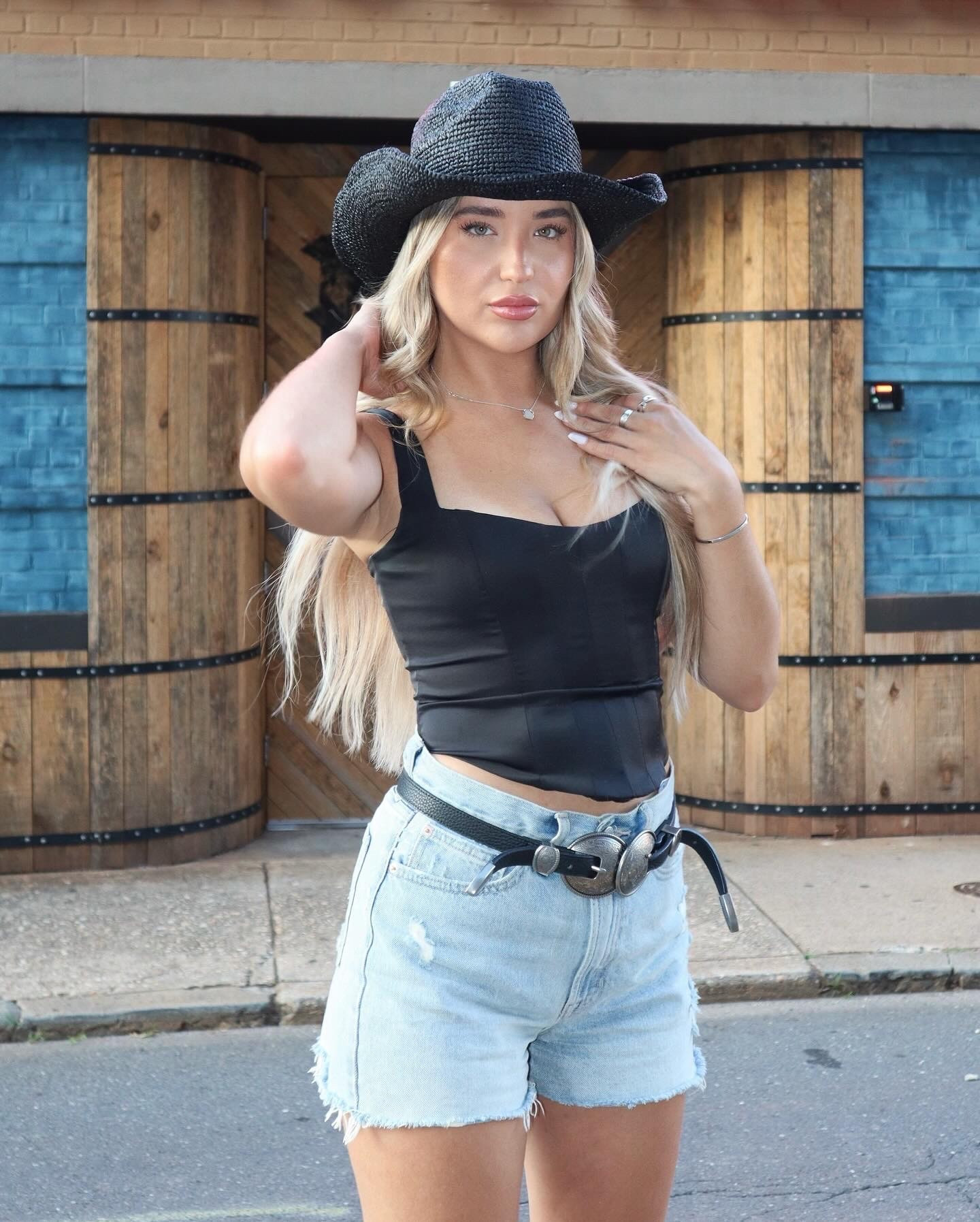 Western chic, cowboy hat, black corset, summer outfit, country style 