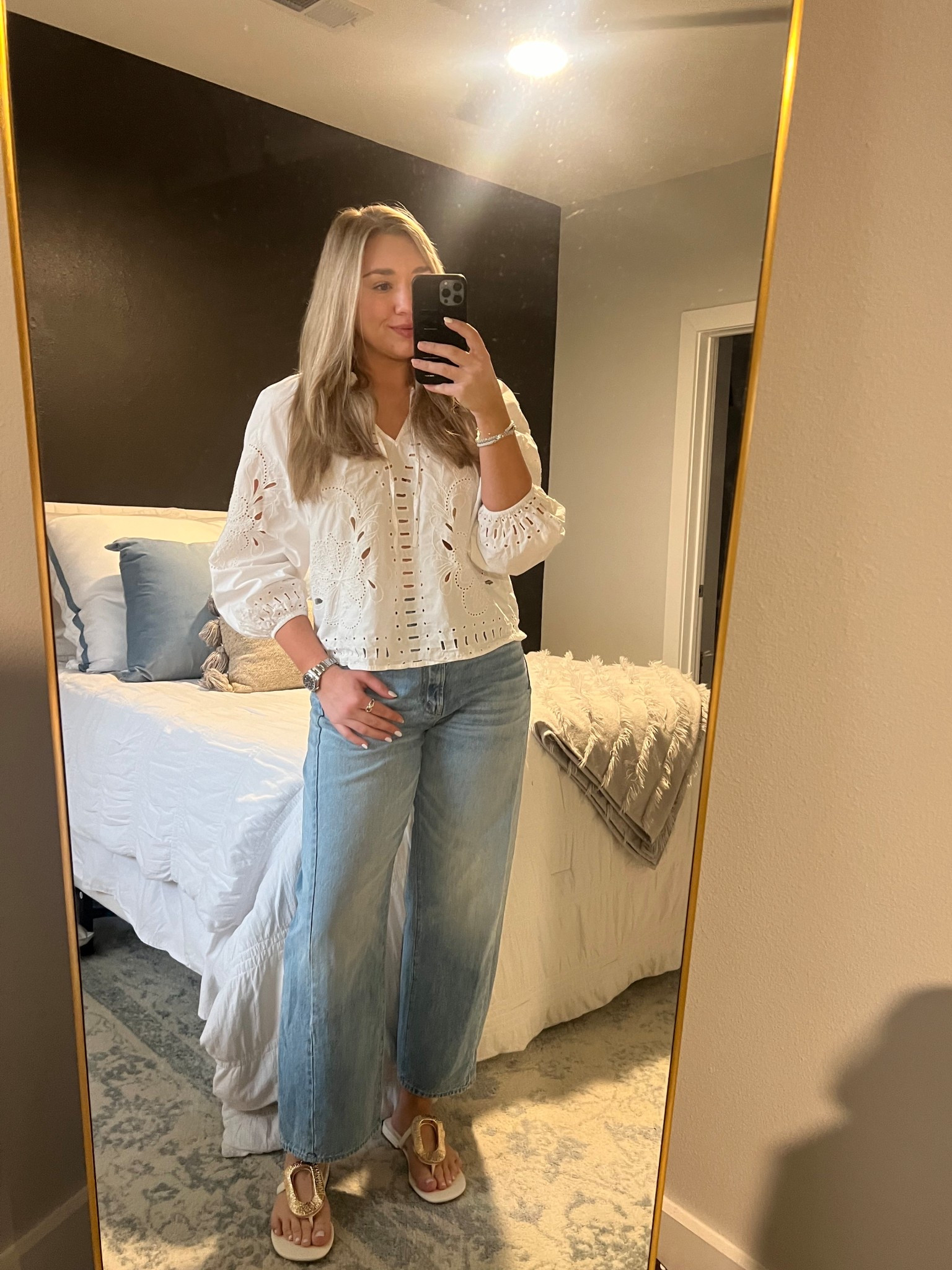 Good transitional outfit🤍🤍

Top: Rails
Jeans: Mother Denim
Shoes: Steve Madden