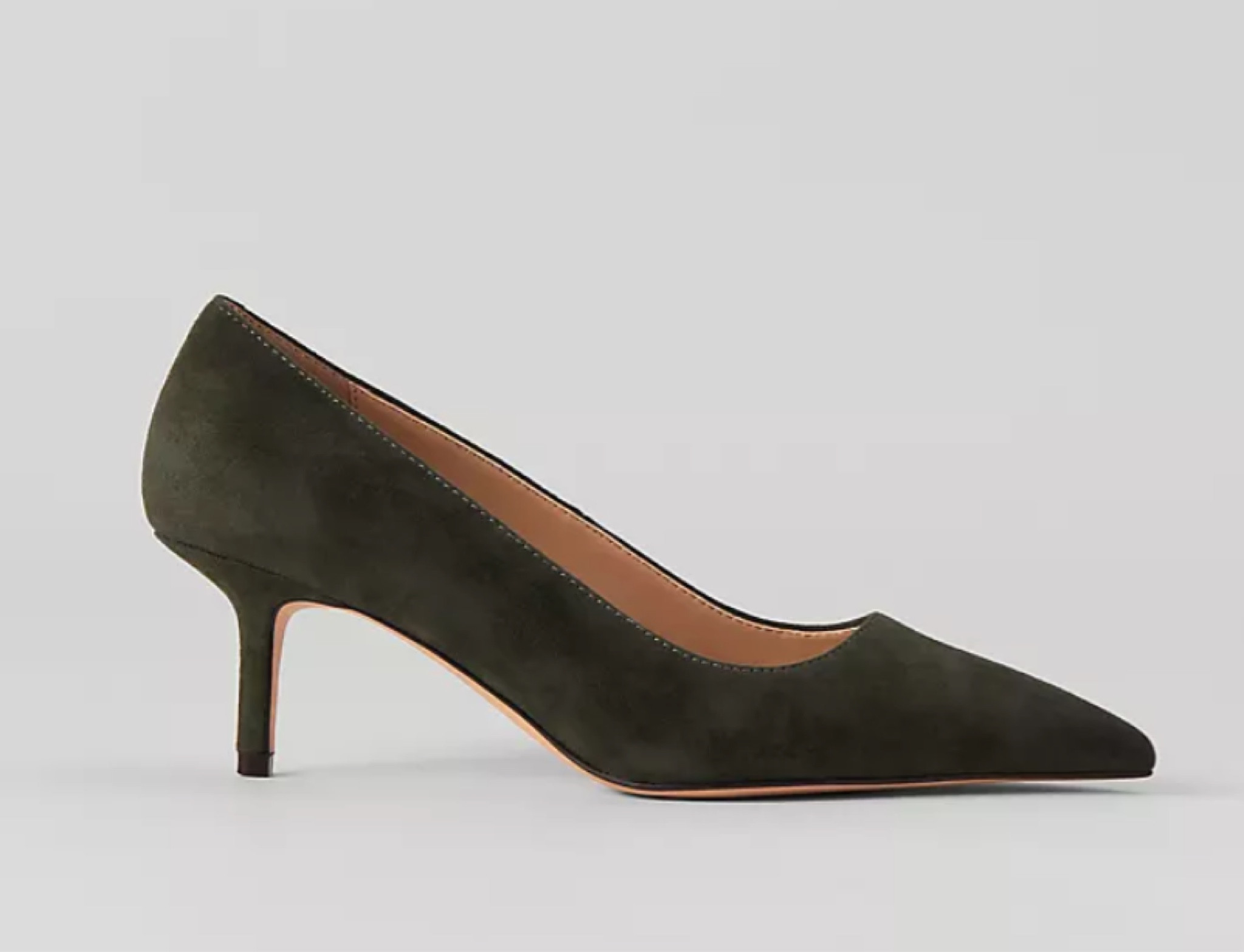 Daphne suede pumps in ‘hunters green’ from Ann Taylor 
Dark Olive
House of colour / Autumn 

#LTKFindsUnder100 #LTKStyleTip #LTKWorkwear