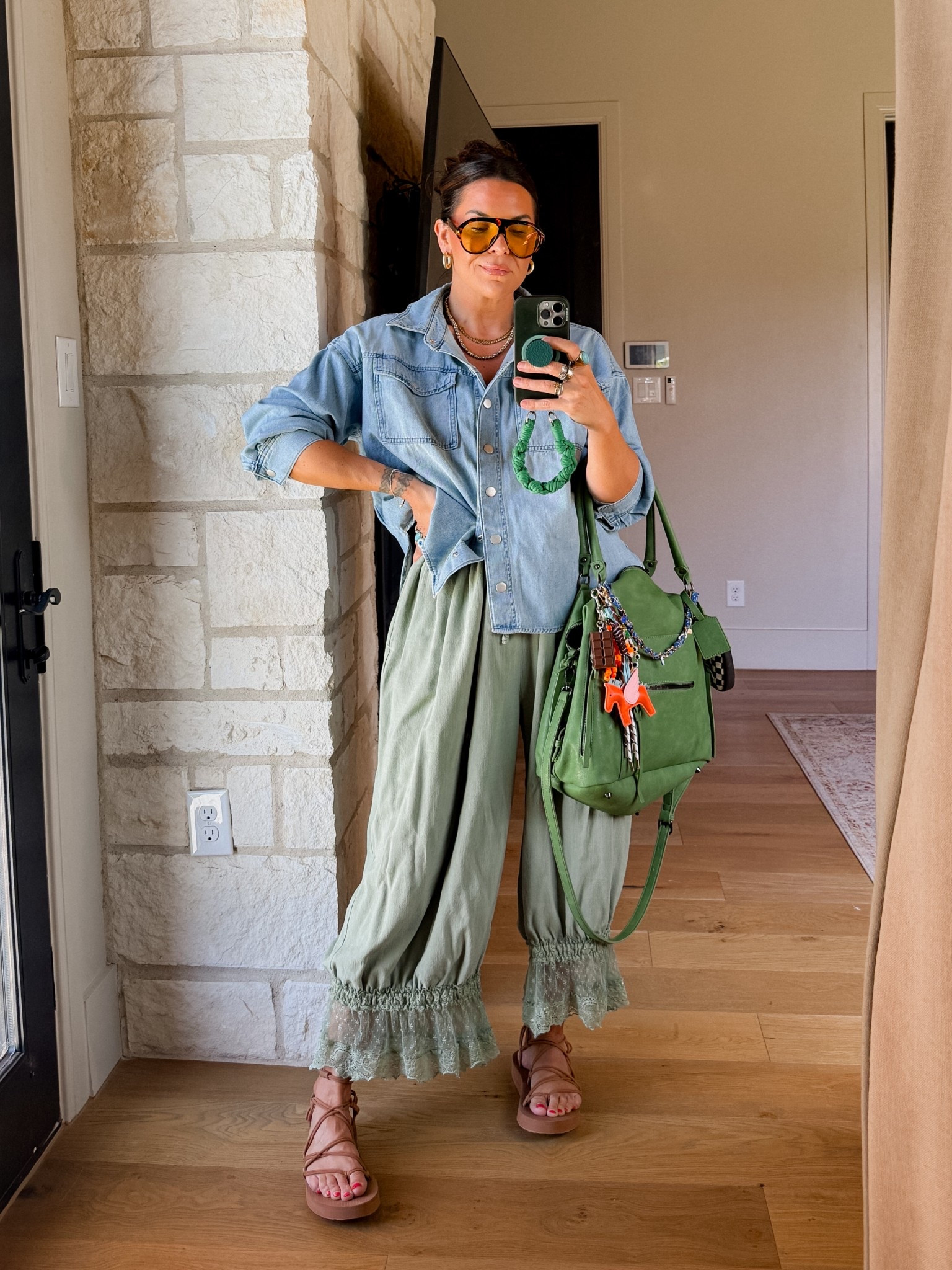 Bloomer pants styled up and I’m in LOVE!  
I tried a bunch of simple tee’s and tops and they all looks so cute! 
Pants: XL (could have done a large)
Top: XL
SANDALS: TTS


#LTKOver40 #LTKootd #LTKMidsize