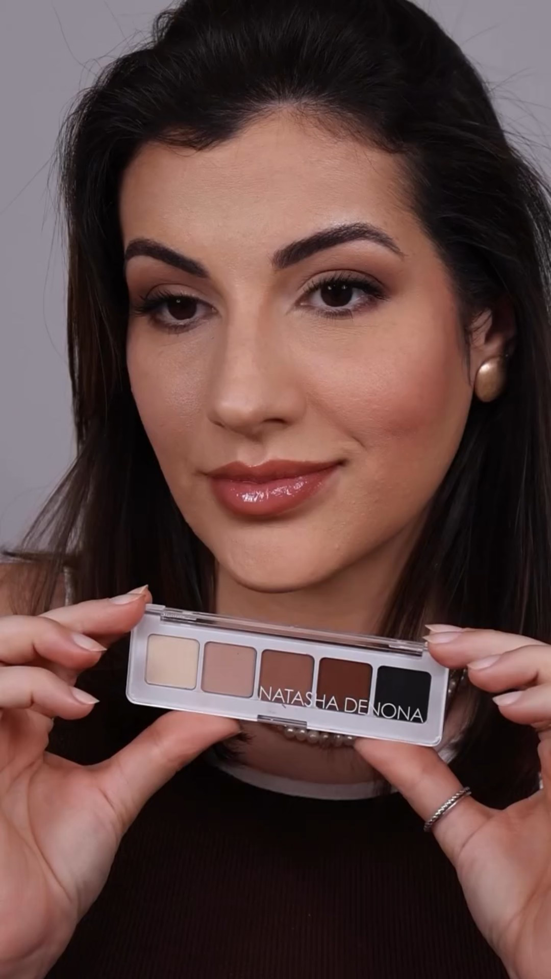 Automaticamente cai alguns dígitos a mais na conta! ✨💰
Ensinei meu esfumado favorito usando a nova mini paleta nude de @natashadenona 🖤

Esse é um esfumado elegante, fácil e rápido de fazer mas que eleva qualquer look e pode ser usado em qualquer ocasião! Use também como base para looks com sombras cintilantes! 

📍Já salva para poder treinar em casa e fazer seu próprio esfumado de rica! Depois me conta se conseguiu reproduzir ou se tiver qualquer dúvida, que eu ajudo! ❤️

Claro, a paleta também ajuda super para que a execução seja ainda mais fácil! E, aqui estamos falando de uma qualidade altíssima, sombras pigmentadas, que esfumam facilmente, fáceis de dar acabamento, que duram e, numa cartela de tons em degradê que também facilitam muito na hora de construir o esfumado! Uma paleta neutra perfeita! Nota 10/10 sem dúvidas! 

💬 Me conta o que achou? Gostou do resultado da make? E da mini paleta de Natasha? 

#maydancini #natashadenona #natashadenonapalette #natashadenonamakeup #maquiagemimportada #maquiagem #maquiagemlovers #esfumadomarrom #esfumado #esfumadosemmarcação #olhoesfumado