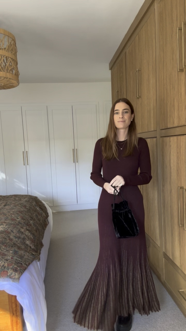 Such a gorgeous and comfy dress!!!! Would be perfect for TDay / any holiday events! It has the prettiest subtle shimmer… 