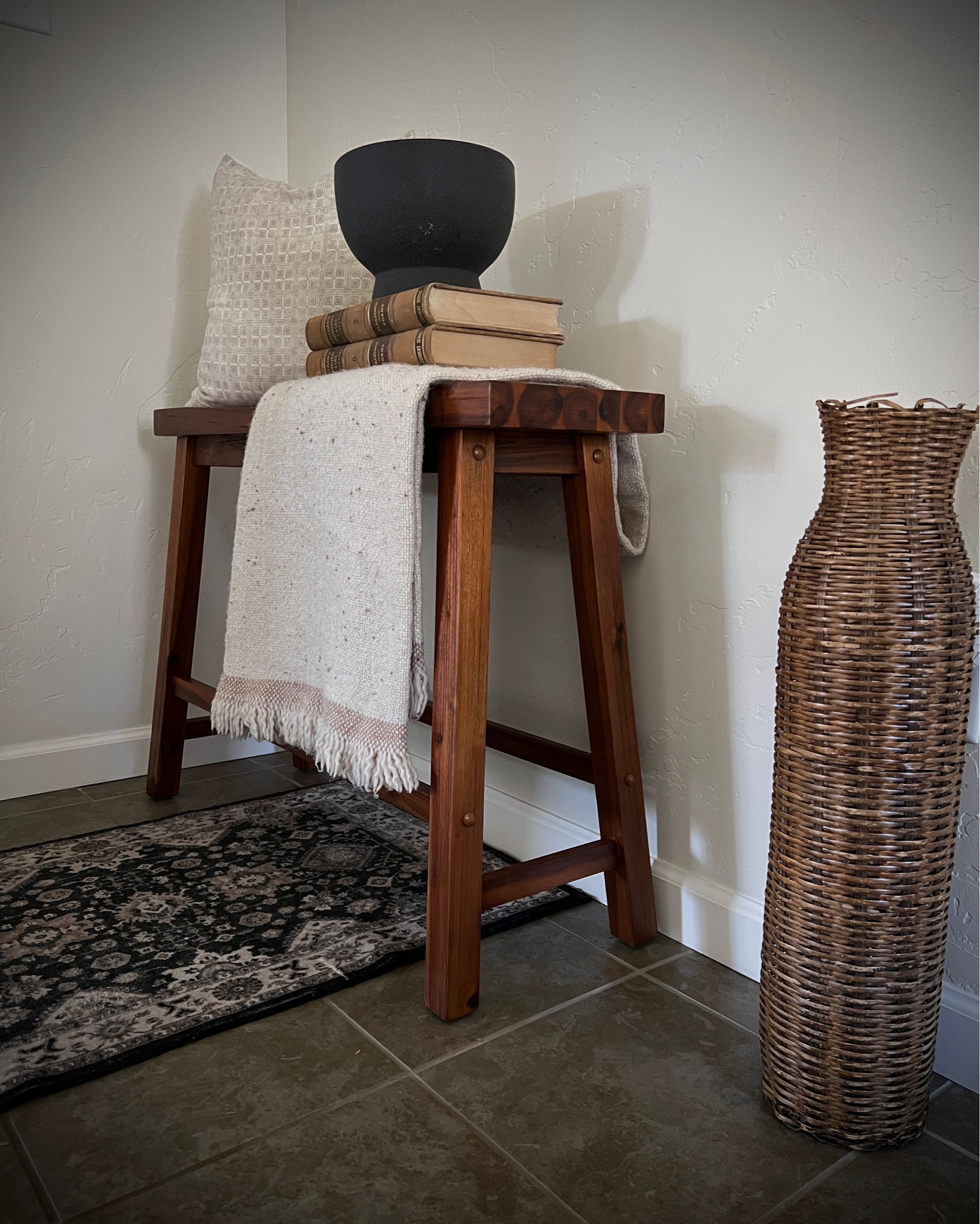 L-Shaped Hallway Styling ✨

skinny wood bench hallway rug runner vintage neutral home interior decor styling ideas inspo

#LTKHome #LTKFindsUnder50 #LTKFindsUnder100