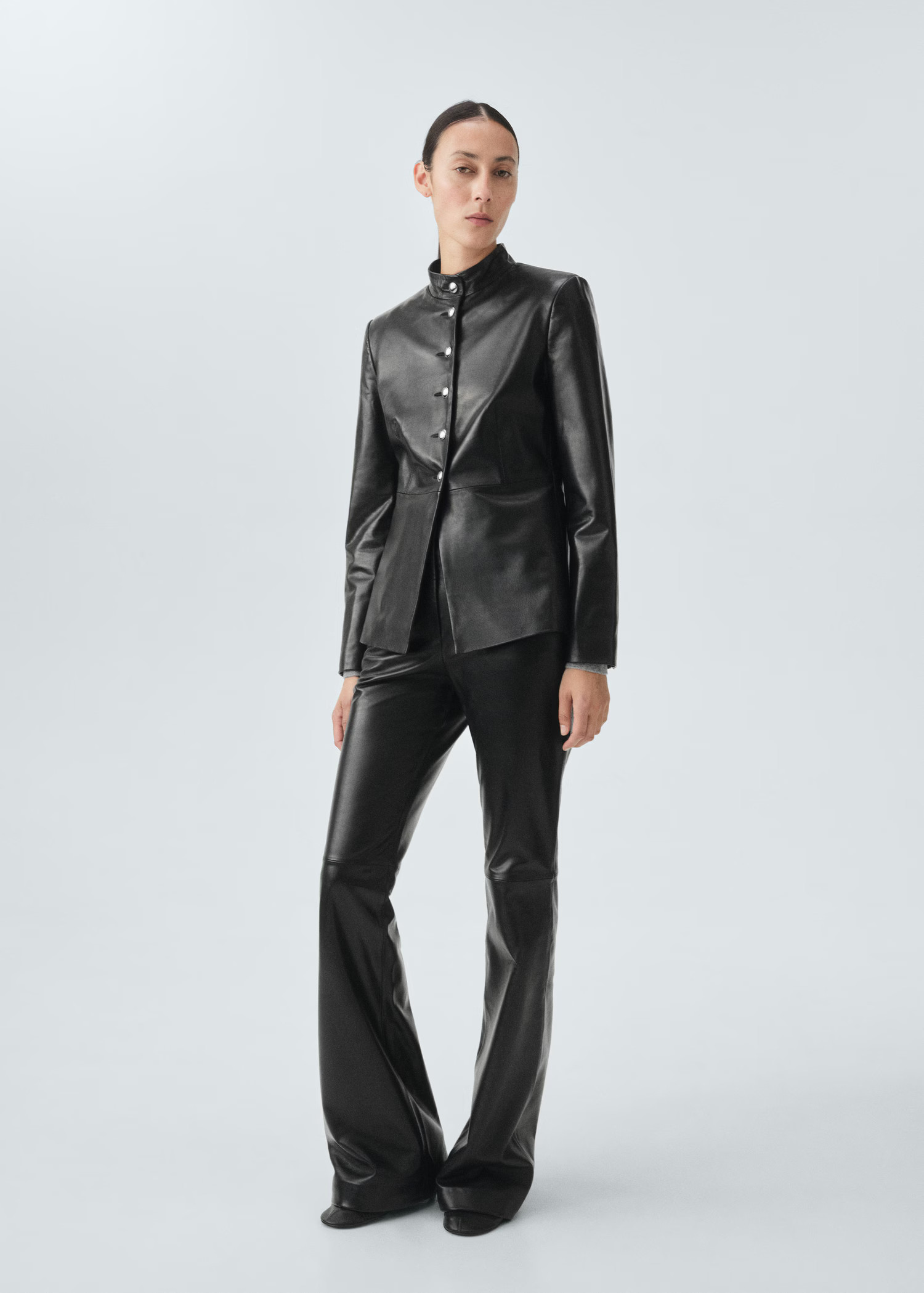 Selection / Exklusiv onlineFlare-Hose aus 100% LederAktueller Preis [279,99 € ]279,99 €Wähle... | Mango EU