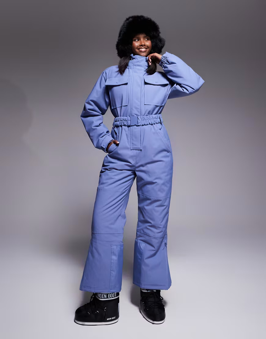 ASOS 4505 – Ski – Retro-Skianzug in Kalkblau mit Gürtel und Stehkragen | ASOS (Global)