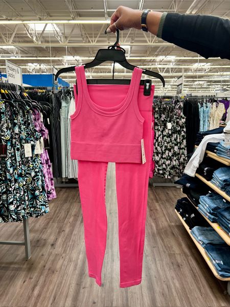 #Walmartpartner I'm absolutely in love with this workout set! 💕 The color is incredibly cute, and they offer a wide range of colors to choose from. This colors was definitely favorite! 😍 What's even better is that it's priced under $20! Don't miss out on getting yours below. 👇 @walmartfashion #walmart #walmartfashion #iywyk #ad 