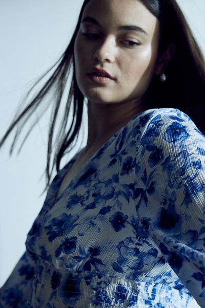Short V-neck Blouse - White/blue floral - Ladies | H&M US | H&M (US + CA)