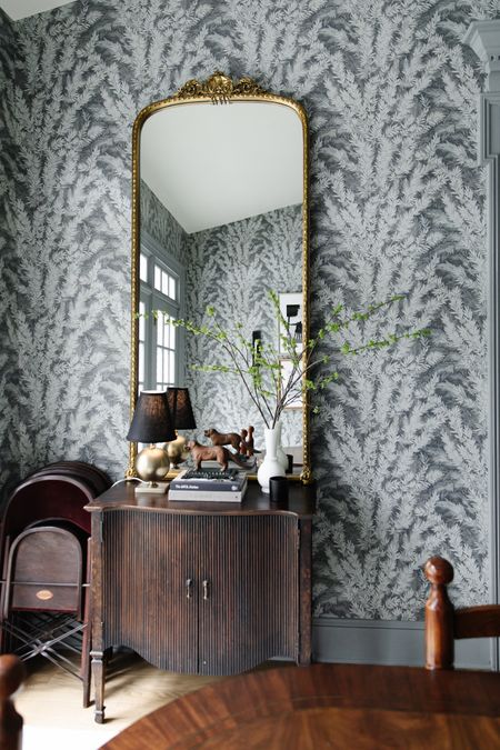 Moody Modern Traditional Dining Room 🖤

Floral wallpaper, reeded buffet chest, gold floor mirror, brass lampp

#LTKhome #LTKSeasonal