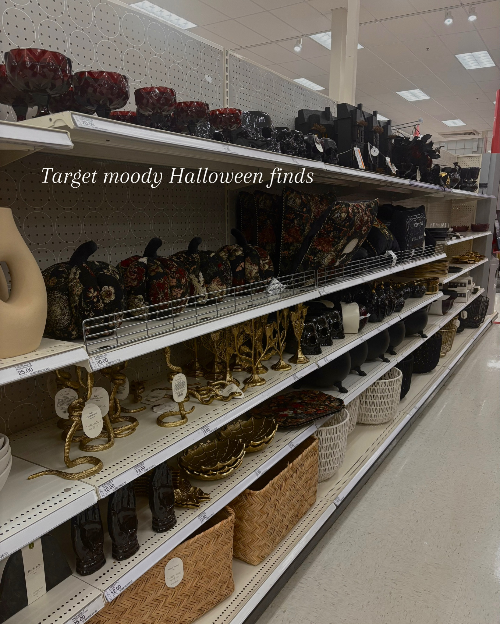 Moody Halloween decor 😍 #moody #moodydecor #halloween #halloweendecor 