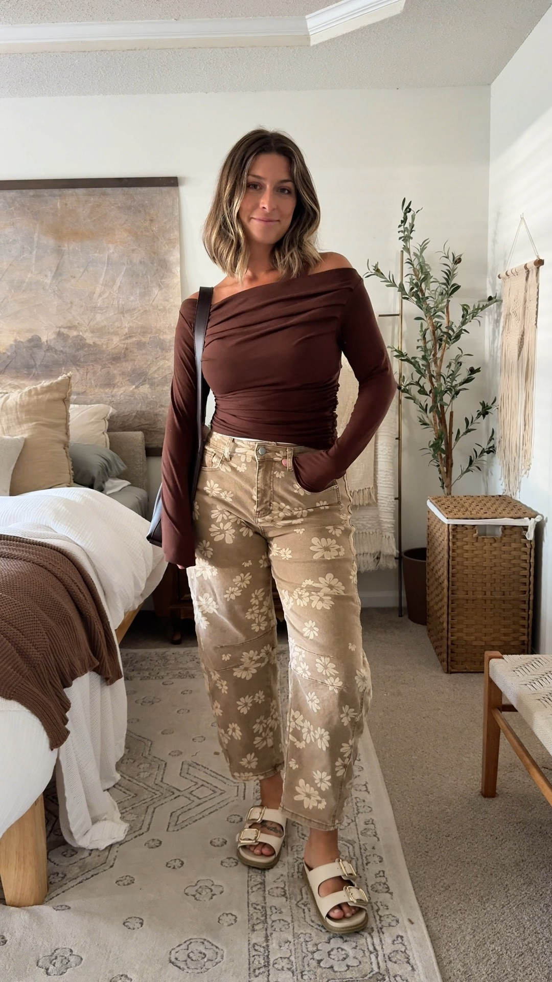 I’M OBSESSED 🌻👖

I’m wearing a size medium in the jeans and I normally wear between a size 6-8 depending on the store 🫶 I’m 5’6 for reference! 

These barrel jeans are not only so cute but they are SO comfortable. I know I found a great pair of jeans when I can sit with my legs crossed on a couch and feel comfortable!! 

I love the fun floral pattern on them and the fit is stretchy in all of the right places :)


#LTKStyleTip #LTKFindsUnder50