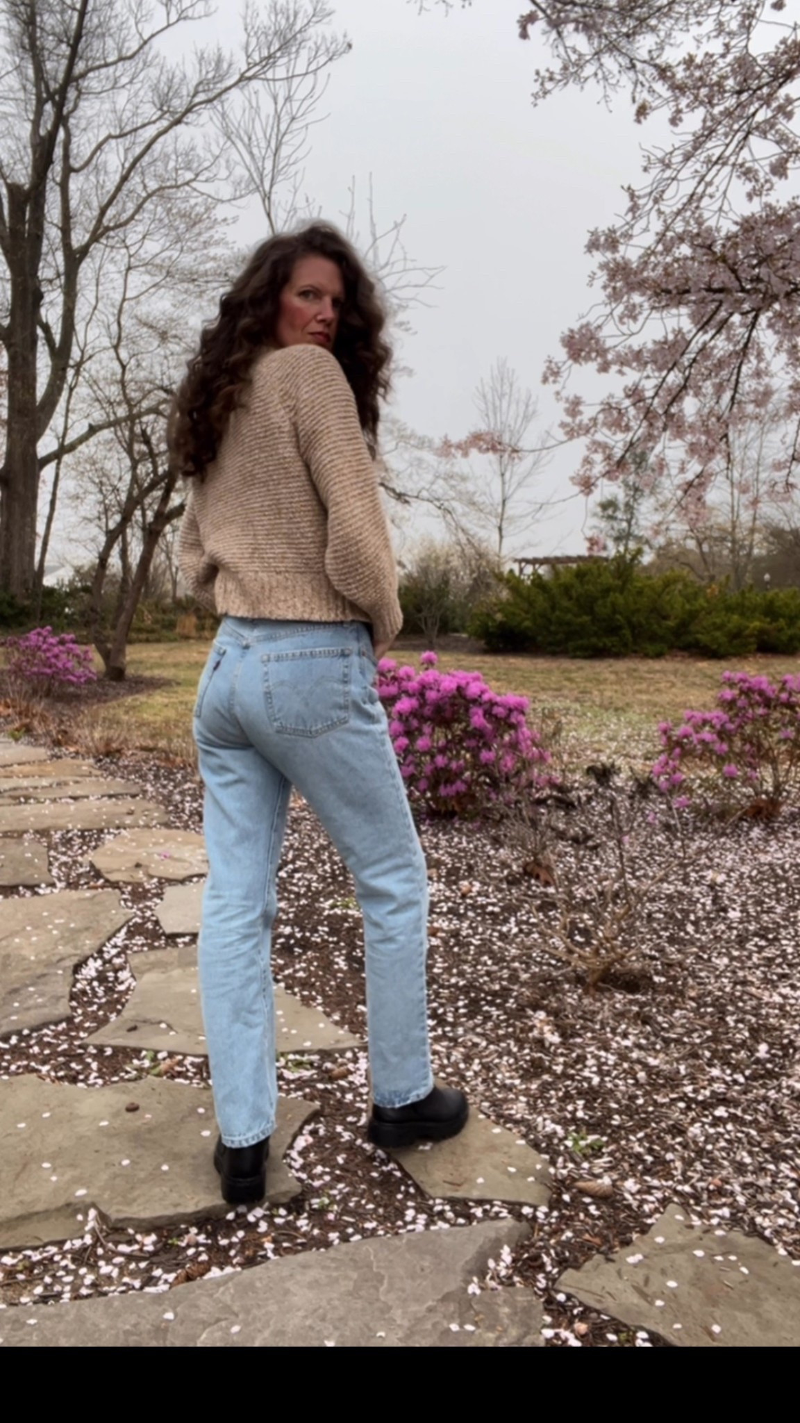 Levi’s 501 Originals 

Minimalist white spring outfit
Casual outfit ideas
• Clogs outfit
• Everyday outfit ideas
• Comfortable outfit ideas
• Minimalist outfit ideas
• Neutral outfit ideas
• Sweater, jeans
• 2025 fashion trends
• 2025 spring footwear
• 2025 springfashion
• Weekend outfit
• City outfit
• Travel outfit
• Work outfit
• Vacation outfit
• Farmers market outfit
• Brunch outfit
• Coffee shop outfit
• Shopping outfit
• Running errands outfit
#denim #levis #jeans

#LTKStyleTip #LTKOver40