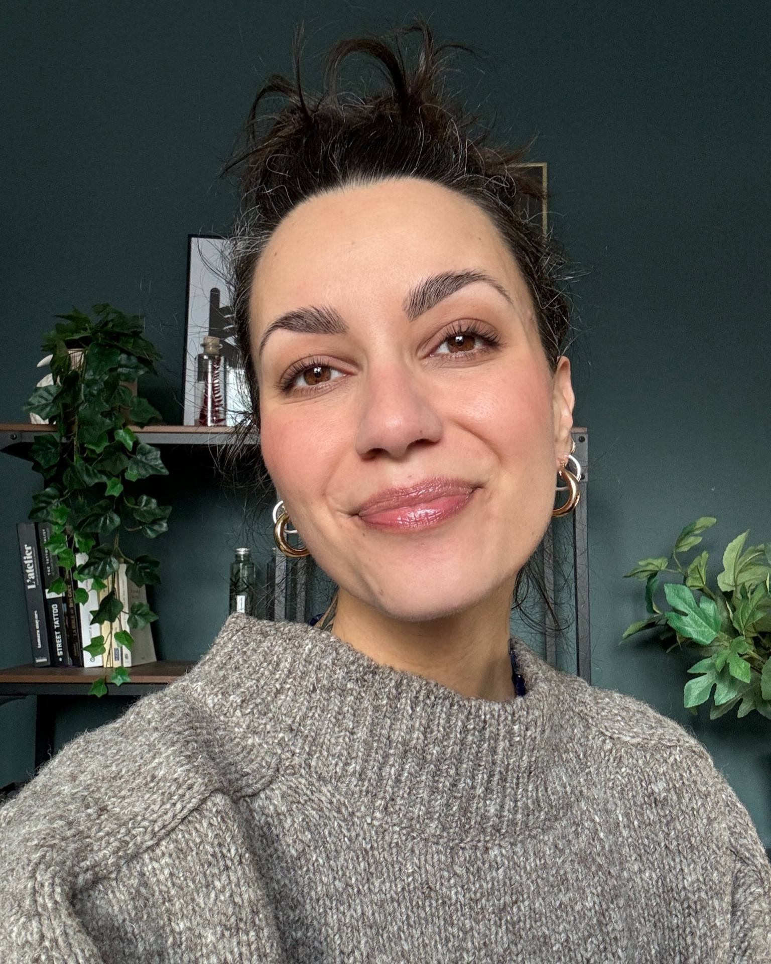 Mon makeup pour avoir l’air ✨fresh✨ quand je le suis pas trop 🤝🏼

TEINTES :
- anti-cernes : Amande 
- Liner sourcils : Espresso 
- Fard à paupières : Echo 
- Blush : Nearly Mauve 


#LTKbeauty