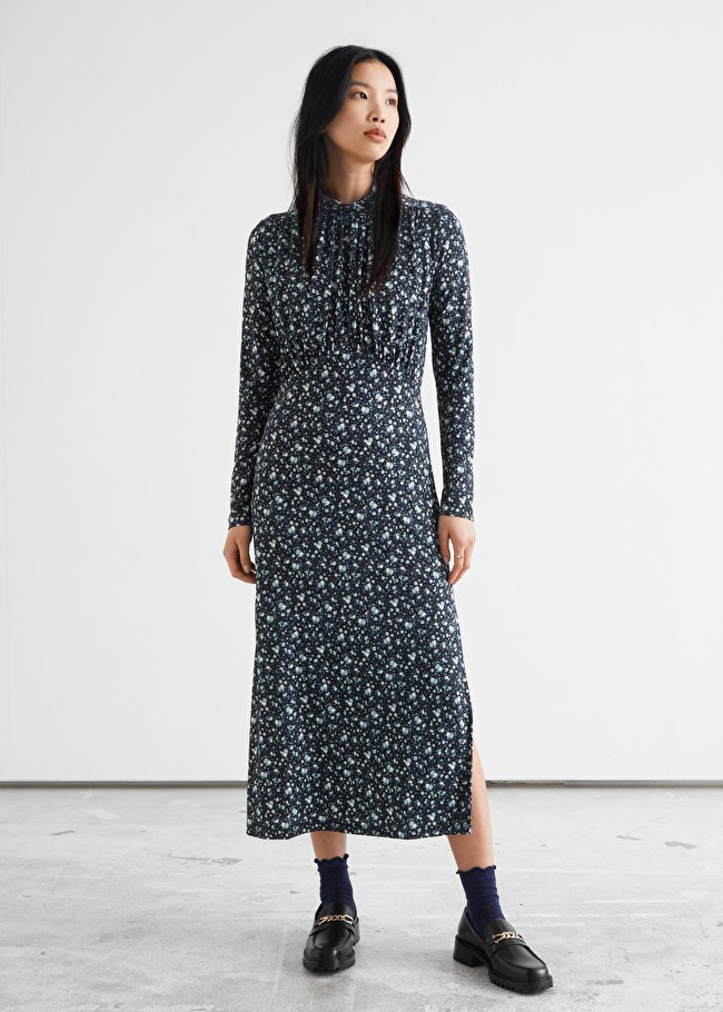 Midikleid mit hohem Kragen und Raffungen | & Other Stories (EU + UK)