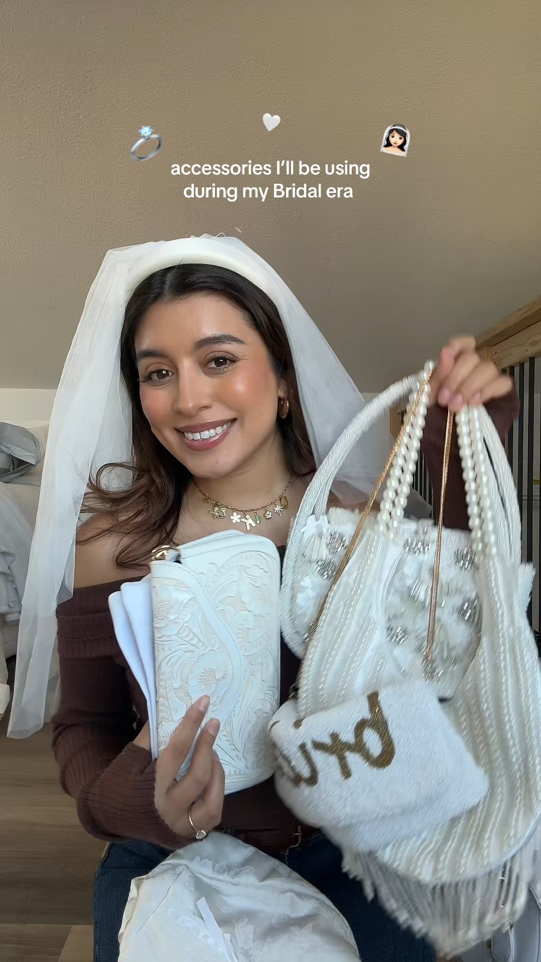 The cutest accessories 🤍🥺💍👰🏻‍♀️ 

What fiancé girly doesn’t want cute accessories and cositas?! ✨
I was collecting bridal gifts/accessories since the day I got engaged so I’m so excited to bring these out finally, wearing to wedding planning dates, venue shopping, dress shopping, tastings, bridal parties… ahh so excited 🥹🥹🥹🥹🥹 

Ask me about any accessories in the comments, also linking what I can on my LTK 🔗

Featuring @endlessly_you_ , @mirasolaccessories , @rockemofficial belt buckle 🇲🇽🤍

Necklace I’m wearing —- @lucymar.jewelry ✨

#SDQ #bridal #accessories #bridetobe #mexicana #novia #accesorios #texas #2025bride