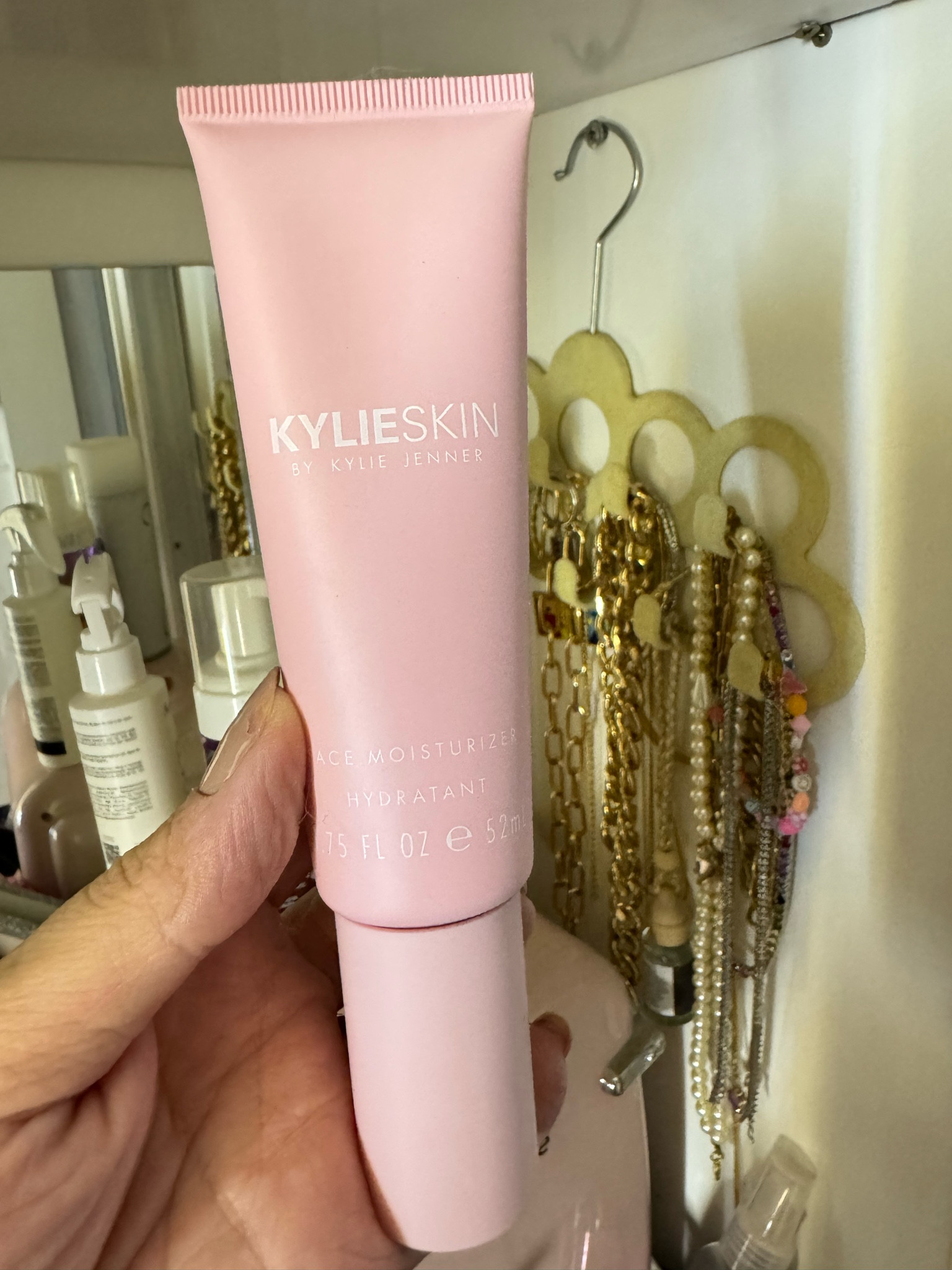 Hidrate bem a pele antes de dormir, assim sua pele se recupera durante à noite 

#LTKbeauty #LTKbrasil #LTKover40