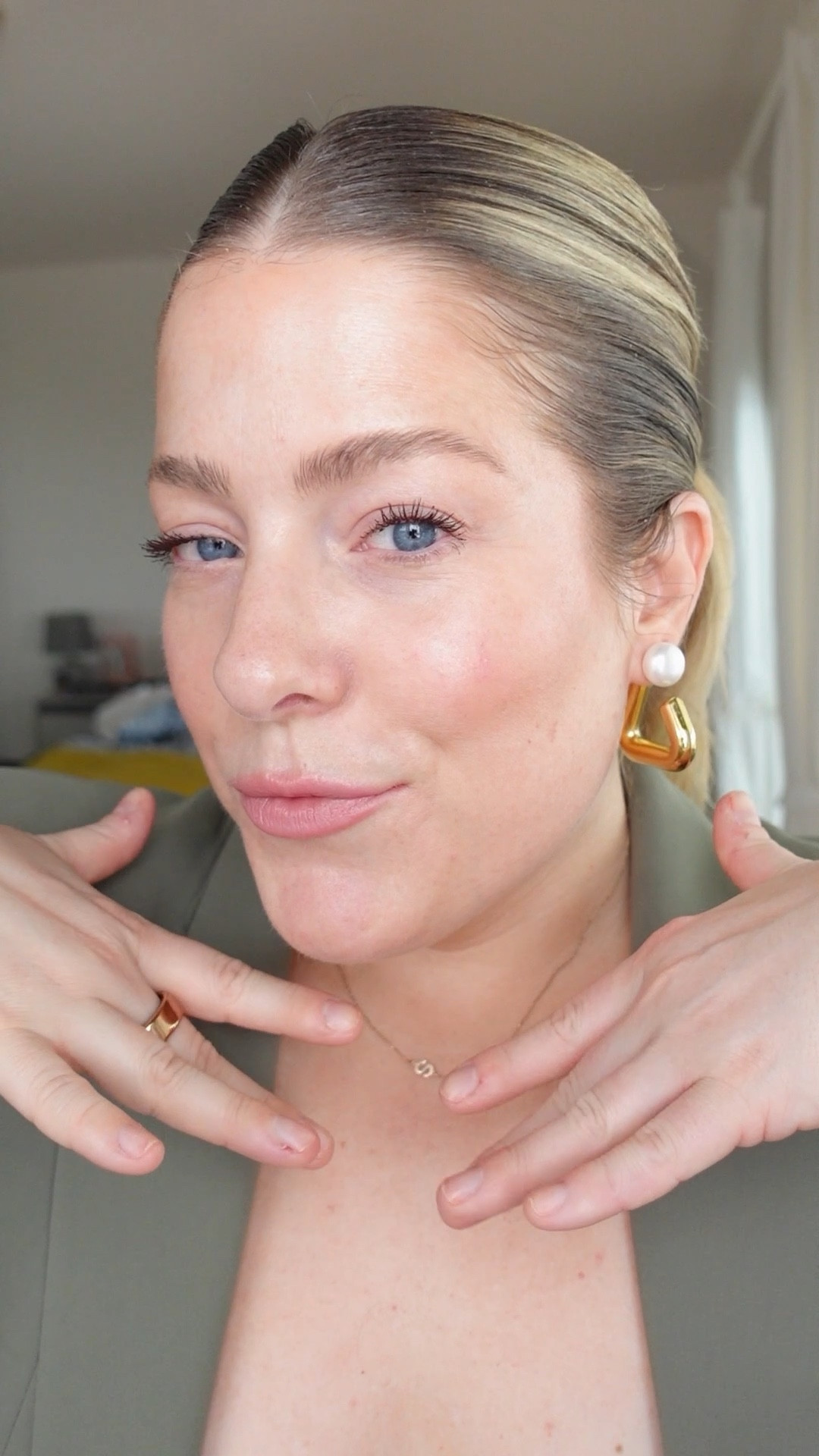 Five products, five minutes—that’s all you need for a fresh, polished Zoom-ready look. ✨ Starting with a strong brow game (because, priorities), then adding glow, coverage, and color—all from one palette. Wait ‘til you see how easy this is! What’s your go-to ‘I have no time’ essential? 👇🏼
#ltkwatchnow 

#LTKcanada #LTKbeauty